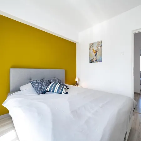 Old Ultracentral Calea Victoriei Apartment *